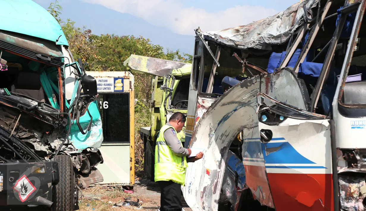 Tim Technical Analysis Accident (TAA) Korlantas Polri mengecek kondisi bus Rukun Sayur di kantor Jasa Marga Palikanci, Jawa Barat, Rabu (15/7/2015). Bus berisi 53 orang dan menewaskan 12 orang dan sisanya luka - luka. (Liputan6.com/Herman Zakharia)