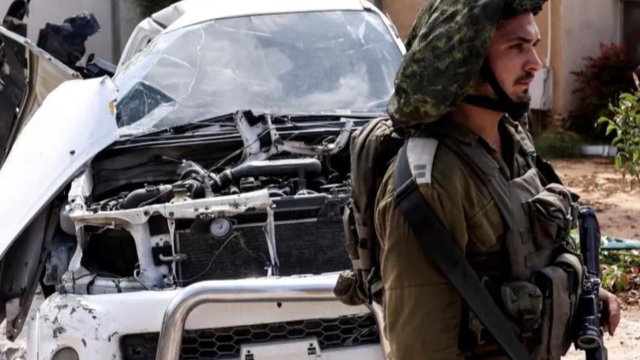 Sejumlah kendaraan yang parkir pun juga rusak parah terkena efek ledakan roket Hamas yang menghantam wilayah itu.