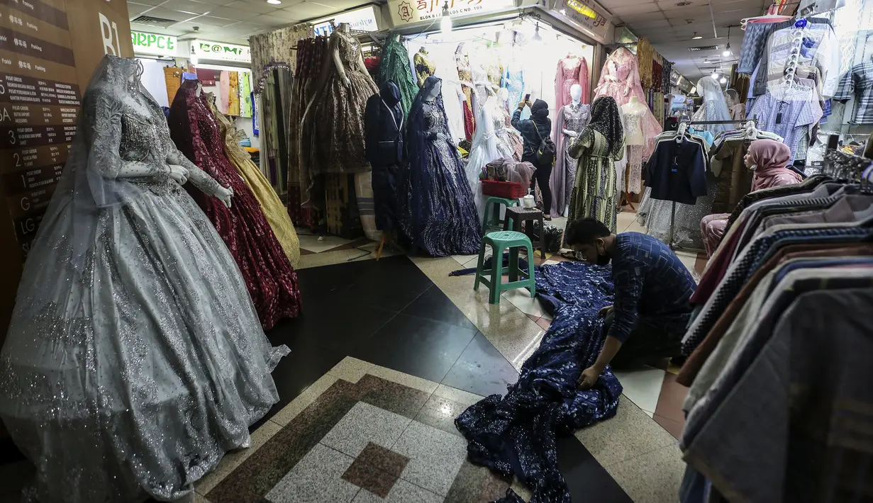 Suasana pusat penjualan pakaian dan tekstil di Pasar Tanah Abang Blok B, Jakarta, Selasa (19/1/2021). Produksi pakaian diprediksi akan membaik pada posisi 3,75 persen pada tahun ini. (Liputan6.com/Johan Tallo)