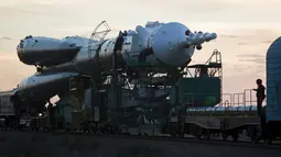Pesawat luar angkasa  Soyuz TMA - 18M diangkut dari tempat perakitan di kosmodrom Baikonur, Kazakhstan, Senin (31/8/2015). Aidyn Aimbetov dari Kazakhstan dan Sergei Volkov dari Denmark akan menjadi awak pesawat luar angkasa ini. (REUTERS/Shamil Zhumatov)