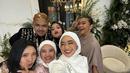 Potret Nabila Taqiyyah selfie bareng Salma dan Dimansyah Laitupa. Meski sudah tak lagi di Indonesian Idol, namun hubungan keduanya tetap terjalin baik layaknya saudara. Kebahagiaan yang menyelimuti Salma Salsabil dan Dimansyah Laitupa karena telah resmi menikah juga dirasakan oleh pelantun tembang Menghargai Kata Rindu ini juga turut bahagia. (Liputan6.com/IG/@nabilataqiyyah)