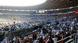 Ribuan jamaah Hizbut Tahrir Indonesia (HTI) yang didominasi pakaian berwarna putih itu menghadiri Rapat dan Pawai Akbar (RPA) 2015 bertema "Bersama Umat Tegakkan Khilafah" di Stadion Gelora Bung Karno, Jakarta, Sabtu (30/5). (Liputan6.com/Yoppy Renato)