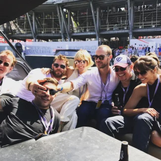 Keluarga Chris Hemsworth dan keluarga Matt Damon. (Instagram - @chrishemsworth)
