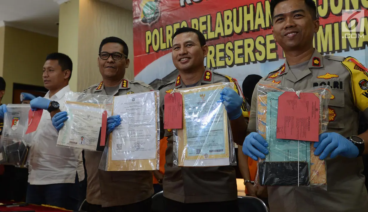Kabid Humas Polda Metro Jaya Kombes Pol Argo Yuwono bersama Kapolres Pelabuhan Tanjung Priok Ajun Komisaris besar Polisi Reynold Elisa Hutagalung menunjukkan barang bukti dokumen pelaut, Jakarta, Sabtu (2/3). (Merdeka.com/Imam Buhori)