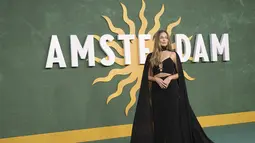 Margot Robbie berpose untuk fotografer setibanya di pemutaran perdana film 'Amsterdam' di London, Rabu, 21 September 2022.Ia tampil memukau dalam balutan gaun hitam ketat dengan garis leher berpotongan rendah, potongan di bagian korset dan pinggang, dan jubah hitam panjang yang membuntuti di belakangnya. (Photo by Vianney Le Caer/Invision/AP)