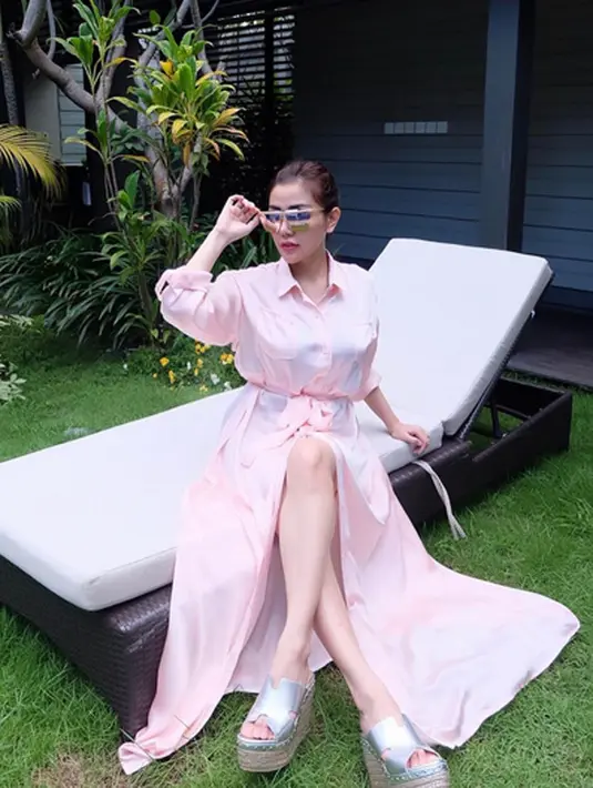 "Bukan urusan aku lagi. Itu masa lalu. Biarkan jadi masa lalu. Pernah lihat sekali di televisi. Tapi gak kenal (istri Adjie). Trus tadi ada yang gosip-gosip gitu tapi aku udah lah," tutur Bella Shofie. (Instagram/bellashofie5292)