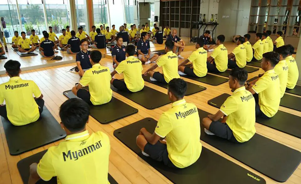 Timnas Myanmar U-19 menggelar yoga sebelum melawan Indonesia di Piala AFF U-18 2017. (Bola.com/Dok. Myanmar FA)