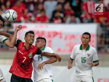 Bek Timnas Indonesia U-22, Hansamu Yama Pranata (kiri) berebut bola dengan pemain Timor Leste pada laga penyisihan grup B SEA Games 2017 di Stadion Selayang, Selangor, Minggu (20/8). Indonesia menang 1-0 atas Timor Leste (Liputan6.com/Faizal Fanani)