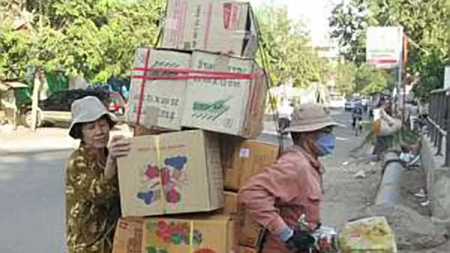 7 Potret Orang Boncengan Bawa Muatan Ini Malah Bikin Kasian