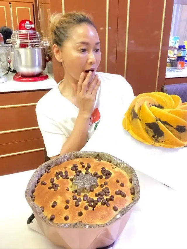 Inul Daratista bikin kue (https://www.instagram.com/p/CCUnIFBJY_U/)