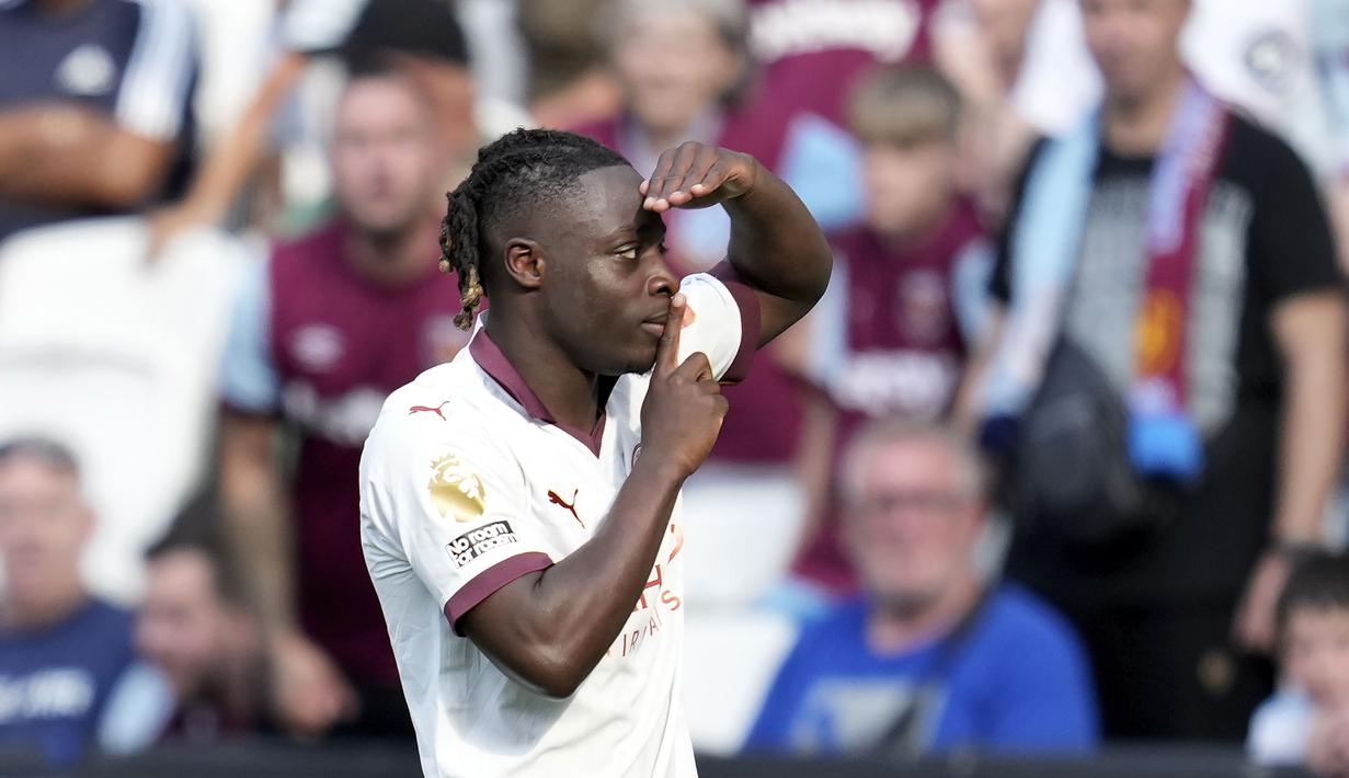 Selebrasi gelandang Manchester City, Jeremy Doku setelah mencetak gol penyeimbang 1-1 ke gawang West Ham United pada laga pekan kelima Premier League 2023/2024 di London Stadium, London, Sabtu (16/9/2023) malam WIB. (AP Photo/Kin Cheung)