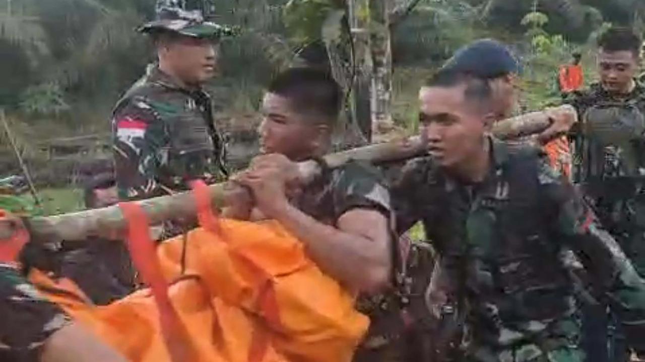 FOTO: TNI AD Kerahkan 209 Personel Evakuasi Helikopter Hilang di Sekadau