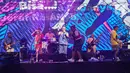 Grup musik Project Pop memeriahkan Titik Kumpul Festival 2024  di Stadion Madya GBK, Jakarta, Sabtu (27/4/2024). (Liputan6.com/Angga Yuniar)