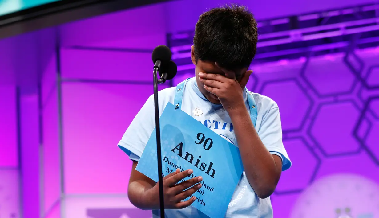 Anish Tejomurtula (13), peserta dari Florida bereaksi setelah mengeja kata dengan salah pada babak kedua Scripps National Spelling Bee di Oxon Hill, Maryland, Selasa (28/5/2019). Kompetisi mengeja ini yang tertinggi di AS, dengan peserta yang juga berasal dari negara lain. (AP/Patrick Semansky)