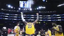 Pebasket Los Angeles Lakers, LeBron James melakukan ritual dengn melempar bubuk dalam laga lanjutan NBA melawan New Orleans Pelicans di Crypto Arena, Los Angeles, Rabu (05/03/2025) pagi WIB. (AP Photo/Jae C. Hong)