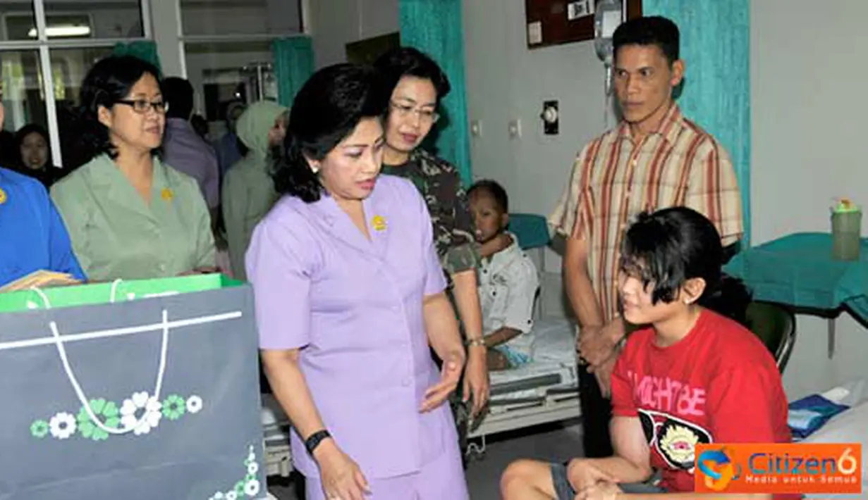 Citizen6, Jakarta: Rombongan Dharma Pertiwi mengunjungi 13 pasien di RSPAD, 11 di RSAL dan 10 di RSPAU yang sedang menderita kanker. (Pengirim: Badarudin Bakri Badar)