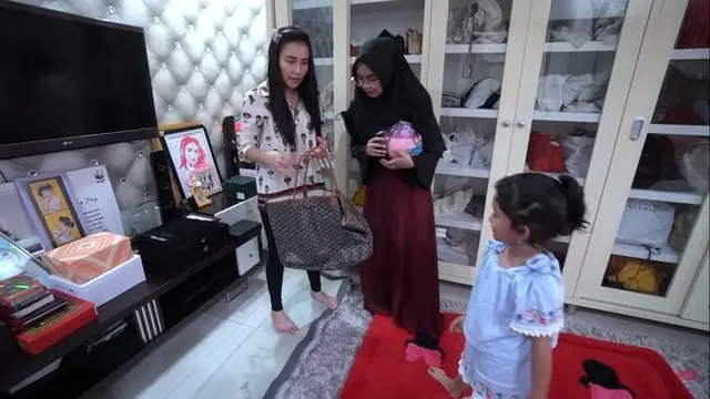 Potret Lemari Ayu Ting Ting, Pintu Rusak Tapi Isi Tas Branded. (Sumber: YouTube/Ricis Official)