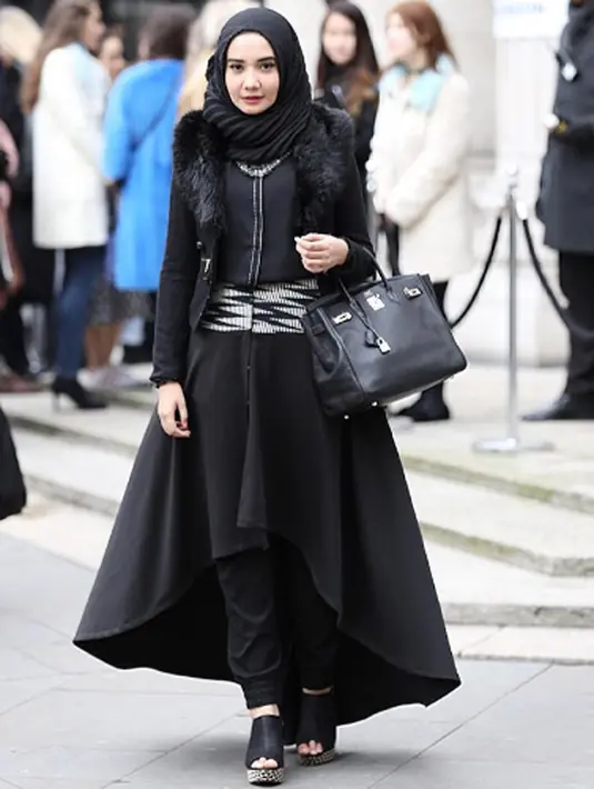 Zaskia Sungkar mengenakan hijab saat dirinya menikah dengan Irwansyah. Zaskia Sungkar juga mengikuti hijab yang trendy dan memiliki clothingline hingga terkenal di mancanegara. (instagram/Bintang.com)