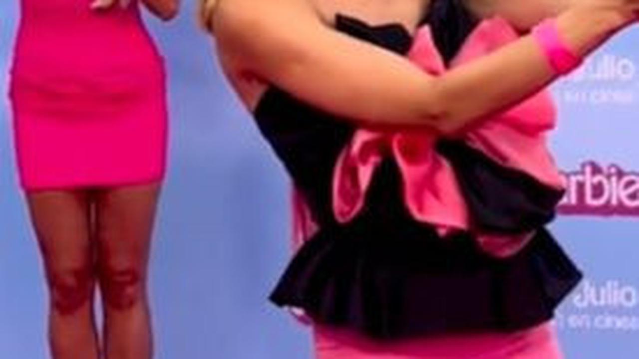 Selain manusia, ada pula anjing yang datang ke premier. Walaupun tak hadir serba pink, anjing-anjing tetap didandani dengan lucu dan menggemaskan.