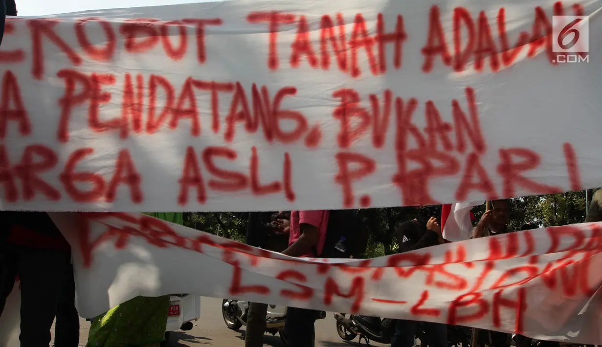Sejumlah warga Pulau Pari, Kepulauan Seribu membentangkan spanduk saat menggelar aksi di depan Balai Kota DKI Jakarta, Senin (30/4). Mereka menuntut Pemprov DKI membantu warga yang bersengketa dengan pihak swasta. (Liputan6.com/Arya Manggala)