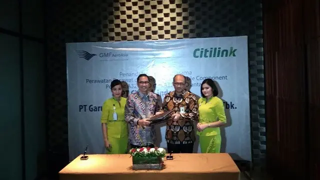 Direktur Utama GMF Iwan Joeniarto dan Direktur Utama Citilink, Juliandra Nurtjahjo (Dok Foto: Merdeka.com/Dwi Aditya Putra)
