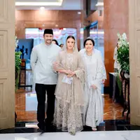 Tora Sudiro dan Anggi Kadiman di momen pengajian jelang pernikahan putri mereka Azzara Nabila Sudiro. [Foto: Instagram/t_orasudi_ro]