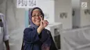 Warga menunjukkan jari kelingking usai Pemungutan Suara Ulang (PSU) Pemilu 2019 di TPS 064  Kelurahan Rawamangun,  Jakarta Timur, Sabtu (27/4). Pelaksanaan PSU dilakukan karena banyaknya pemilih yang menggunakan e-KTP tanpa memiliki A5 saat hari pencoblosan 17 April lalu (Liputan6.com/Faizal Fanani)