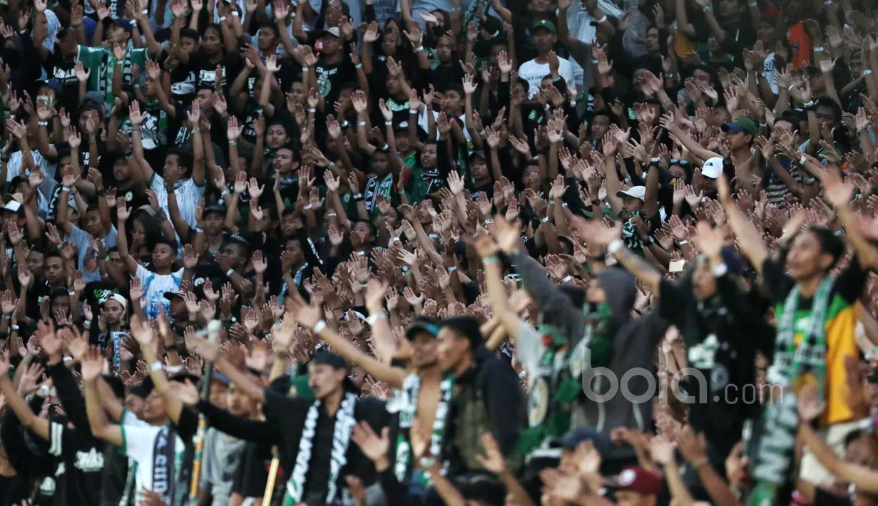 Tangan - tangan Brigata Curva Sud (BCS) saat mendukung timnya melawan Persipura Jayapura pada pembukaan Piala Presiden 2017 di Stadion Maguwoharjo, Sleman, Sabtu (4/2/2017). Tim Elang Jawa menahan imbang Persipura 0-0. (Bola.com/Nicklas Hanoatubun)