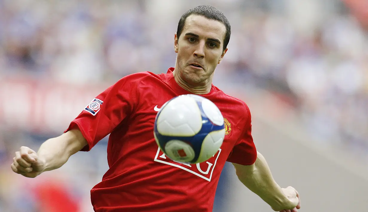 John O'Shea. Gelandang bertahan yang total 12 musim memperkuat Manchester United mulai 1999/2000 hingga 2010/2011 ini tercatat 215 kali bermain bersama Cristiano Ronaldo. Bersama Setan Merah ia mengoleksi total 393 penampilan dengan torehan 15 gol. (Foto: AFP/Ian Kington)