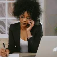 Kesibukan kita terhadap pekerjaan membuat kita lupa akan kesehatan fisik. Maka dari itu, olahraga sangatlah penting untuk meningkatkan kekuatan fisik dan meningkatkan produktivitas kerja. (Foto: Pexels.com/Anna Shvets)