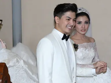 Chelsea Olivia dan Glenn Alinskie saat melakukan pemberkatan pernikahan di Gereja Katedral, Jakarta, Kamis (1/10/2015). Rencananya Chelsea dan Glenn akan melangsungkan resepsi pernikahan pada 3 Oktober 2015 di Hotel Mulia. (Liputan6.com/Herman Zakharia)