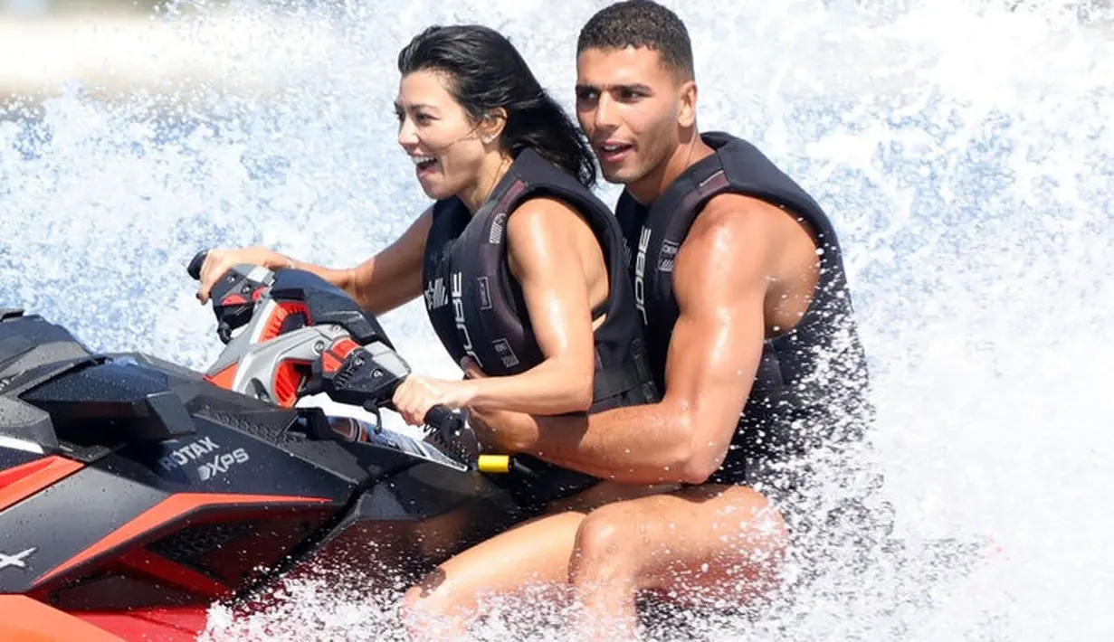 Kourtney Kardashian pun nampaknya benar-benar jatuh cinta dengan kekasihnya yang 14 tahun lebih muda tersebut. (In Touch Weekly)