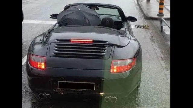 Beratap Terbuka, Pengemudi Porsche Pakai Payung Saat Kehujanan