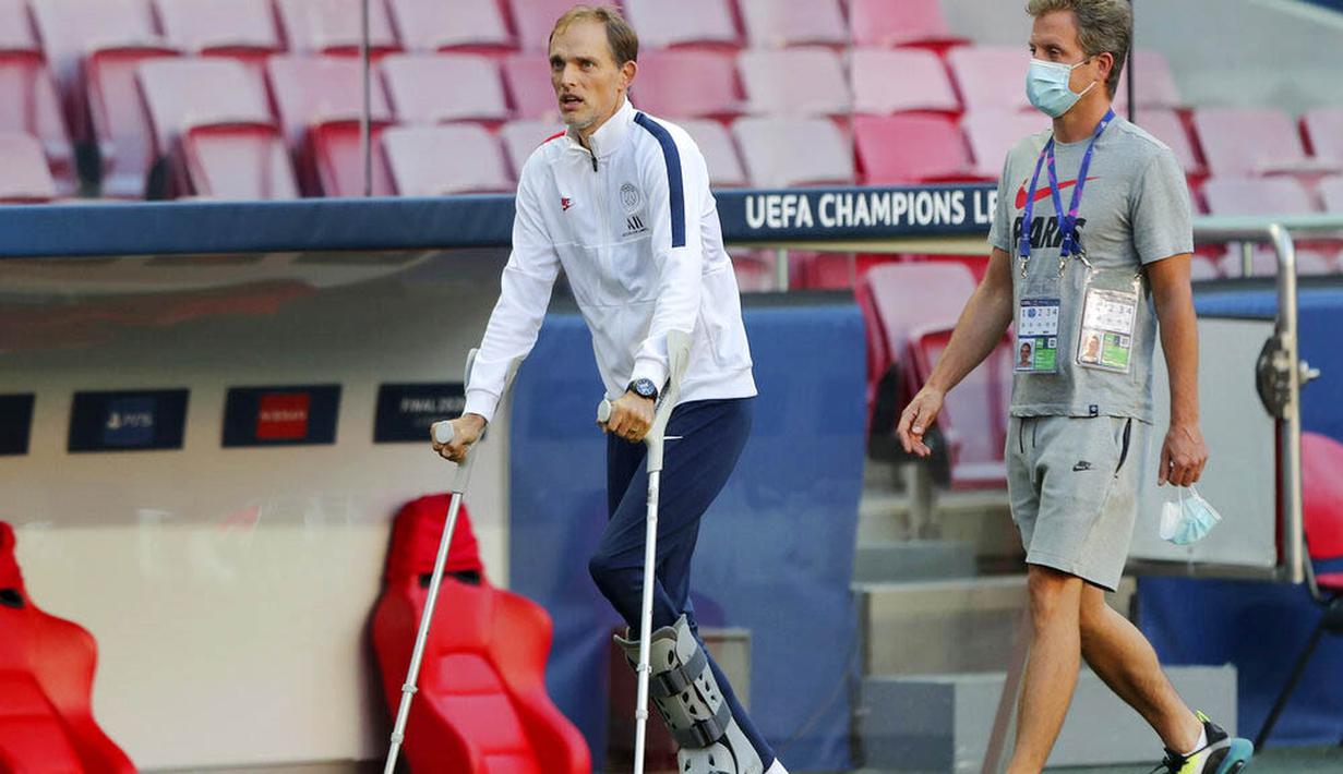 Pelatih Paris Saint-Germain (PSG), Thomas Tuchel, mengamati anak asuhnya saat latihan jelang laga final Liga Champions di Stadion The Luz, Portugal, Sabtu (22/8/2020). PSG akan berhadapan dengan Bayern Munchen. (Miguel A. Lopes/Pool via AP)