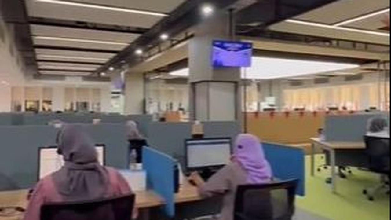 Para Nasabah terpilih diajak untuk berkeliling ke Kantor Halo BCA yang berada di Semarang guna melihat kegiatan para karyawan di Kantor tersebut, termasuk pekerjaan sehari-hari Armand Hartono.