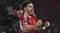 Gelandang Nottingham Forest, Morgan Gibbs-White merayakan kemenangan timnya atas Manchester United pada pekan ke-20 Premier League 2023/2024 di City Ground, Minggu (31/12/2023) dini hari WIB. (AP Photo/Rui Vieira)