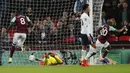 Striker West Ham United, Andre Ayew, melakukan selebrasi usai mencetak gol ke gawang Tottenham Hotspur pada laga Piala Liga Inggris di Stadion Wembley, Rabu (25/10/2017). West Ham United menang 3-2 atas Tottenham Hotspur. (AP/Kirsty Wigglesworth)