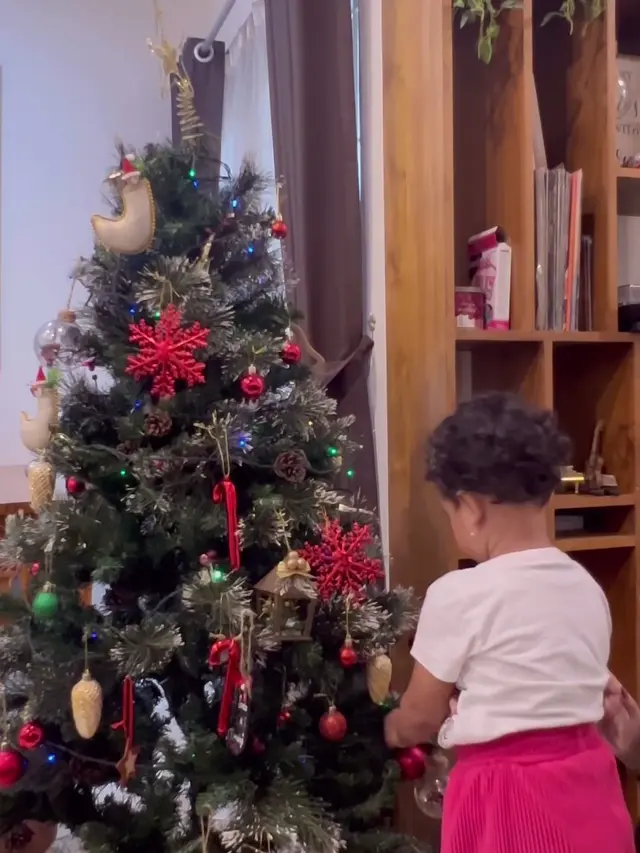 [Fimela] Penuh Haru, Ini 6 Potret Gewa Anak Glenn Fredly Saat Menghias Pohon Natal