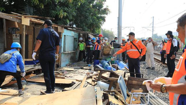 Kai Tertibkan Bangunan Liar Di Jalur Kereta Stasiun Kampung Bandan Angke Bisnis Liputan6 Com