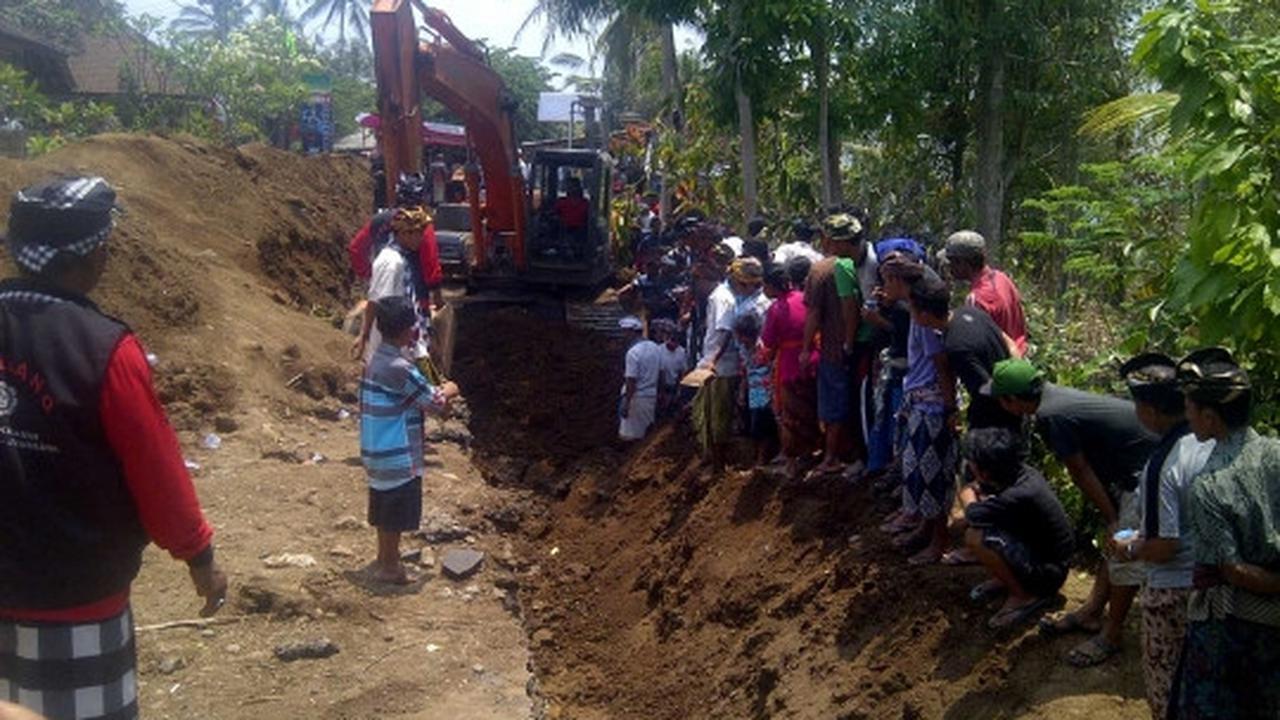 Menyaksikan pembongkaran kuburan massal eks anggota PKI di Bali