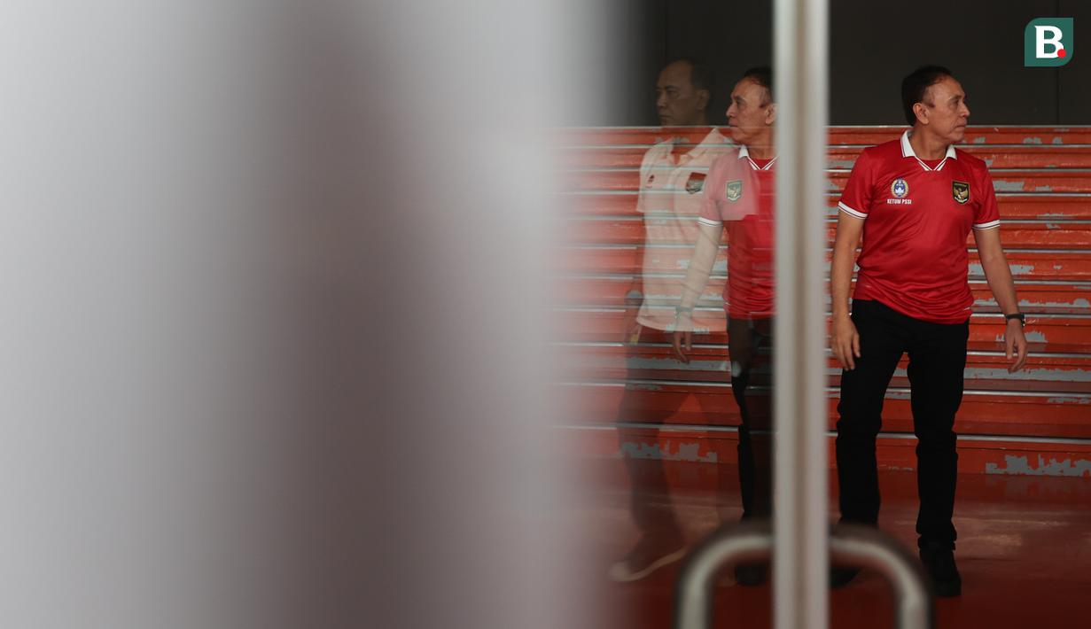 <p>Ketua PSSI, Mochamad Iriawan saat meninjau kesiapan Stadion Utama Gelora Bung Karno (SUGBK) menjelang laga perdana Timnas Indonesia melawan Timnas Kamboja pada perhelatan Piala AFF 2022, Kamis (22/12/2022). (Bola.com/Bagaskara Lazuardi)</p>