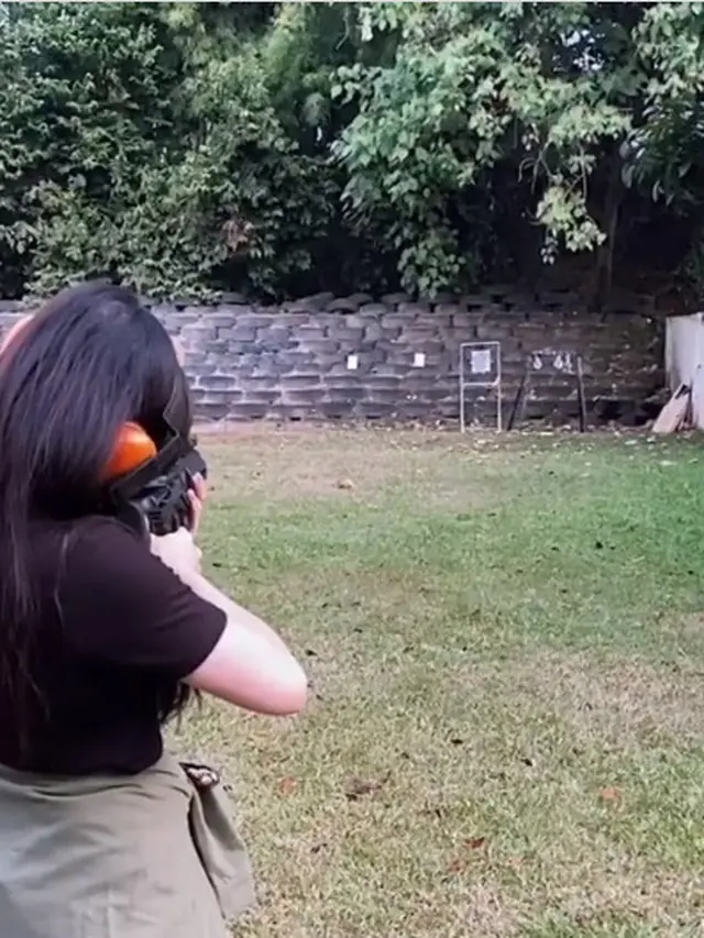 6 Gaya Febby Rastanty saat Latihan Menembak, Curi Perhatian