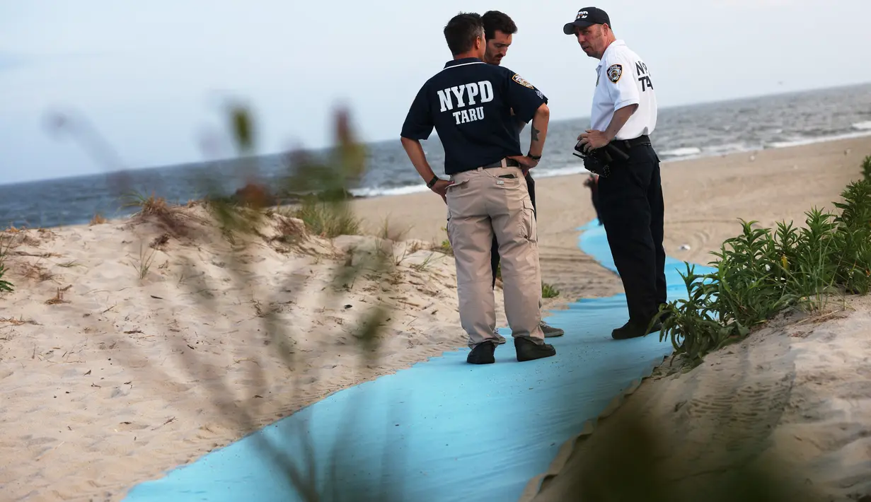 serangan hiu ini merupakan yang pertama di pantai Kota New York dalam 50 tahun. (Spencer Platt/Getty Images/AFP)