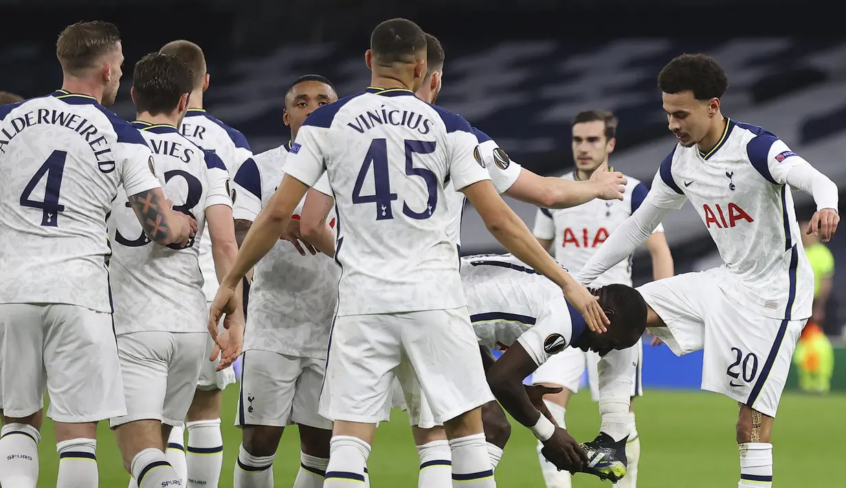 Gelandang Tottenham Hotspur, Dele Alli (kanan) bersama rekan setim merayakan gol pertama timnya ke gawang Wolfsberger dalam laga leg kedua babak 32 Besar Liga Europa 2020/21 di Tottenham Hotspur Stadium, Rabu (25/2/2021). Tottenham menang 4-0 atas Wolfsberger. (AP/Julian Finney/Pool)