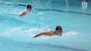 Perenang berlatih di kolam latihan di Stadion Aquatic GBK, Jakarta, Selasa (5/12). Indonesia Open Aquatic Championship 2017 menjadi test event empat cabang olahraga akuatik, jelang Asian Games 2018. (Liputan6.com/Helmi Fithriansyah)