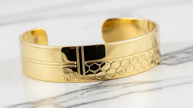 Gelang Cuff Setengah Lingkaran: Tegas dan Modern