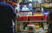 FOTO: Antusiasme Warga Nobar Debat Capres, dari Mal hingga Pasar