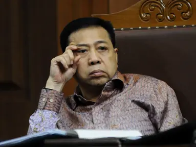 Terdakwa dugaan korupsi proyek e-KTP Setya Novanto saat mengikuti sidang lanjutan di Pengadilan Tipikor, Jakarta, Senin (15/1). Sidang bergaendakan mendengar keterangan saksi. (Liputan6.com/Helmi Fithriansyah)