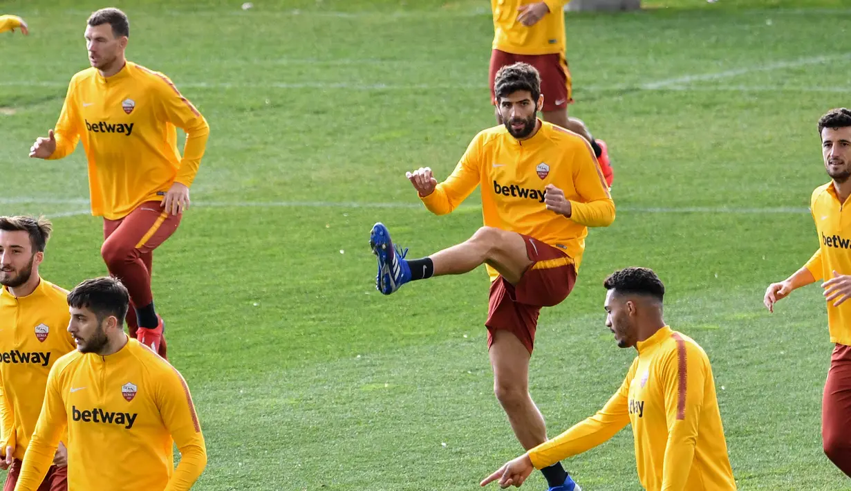 Bek AS Roma, Federico Fazio (tengah) melakukan pemanasan saat mengikuti sesi latihan di Trigoria, selatan Roma (11/2). AS Roma akan bertanding melawan Porto pada babak 16 besar Liga Champions di stadion Olimpico. (AFP Photo/Andreas Solaro)