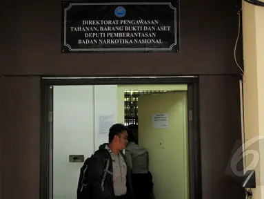 10 tahanan narkoba berhasil kabur dari ruang tahanan BNN dengan cara menjebol tembok bagian belakang, Selasa (31/3/2015). Tembok ruang tahanan BNN berukuran 16 milimeter, luas jebolan 30 sentimeter (cm) dengan lebar 40 cm. (Liputan6.com/Yoppy Renato)
